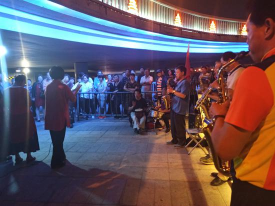 　　光明开心合唱团成员在光明桥下演唱《我和我的祖国》等歌曲，吸引了许多路人围观。新京报记者 刘名洋 摄