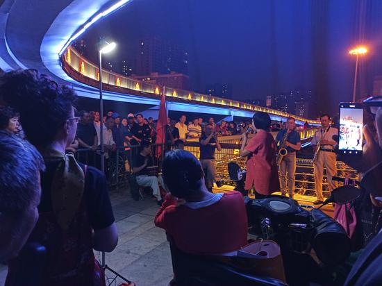 市民看到演出后纷纷加入。新京报记者 刘名洋 摄