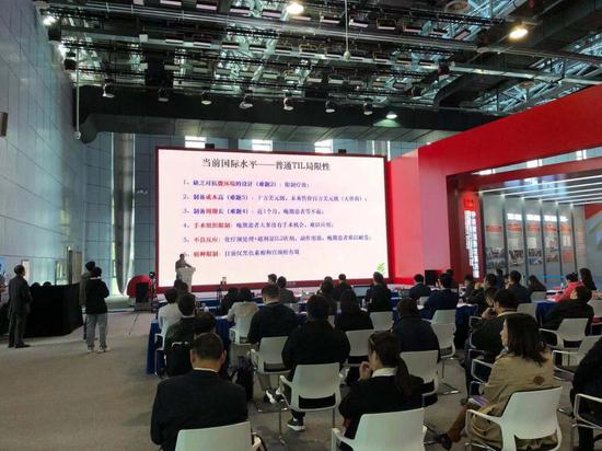 发布活动现场,公司代表介绍新技术新产品。