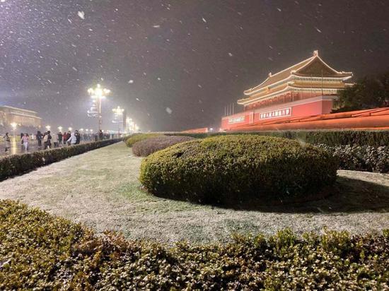 天安门飞雪如画。宋佳音 摄