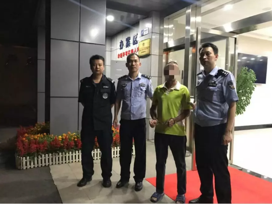 (许明被警方从东莞押解回黄石。警方供图)