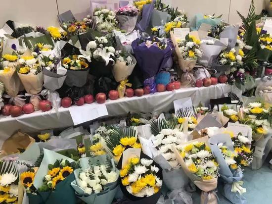 12月29日，民航总医院急诊科，人们送来鲜花悼念遇害医生杨文。本刊记者/杜玮 摄