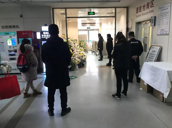 12月29日，民航总医院急诊科，人们送来鲜花悼念遇害医生杨文。本刊记者/杜玮 摄
