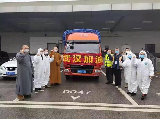 星基會義工及口罩受贈醫院的員工,在長沙機場共同為武漢加油。圖源:星基會