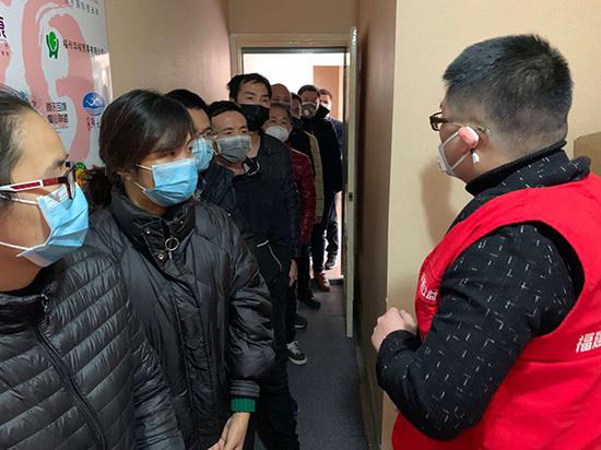 患兒家屬排隊免費領取口罩。受訪者供圖