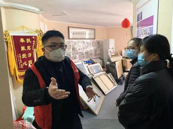 協會工作人員向患兒家長講述如何正確戴口罩。受訪者供圖