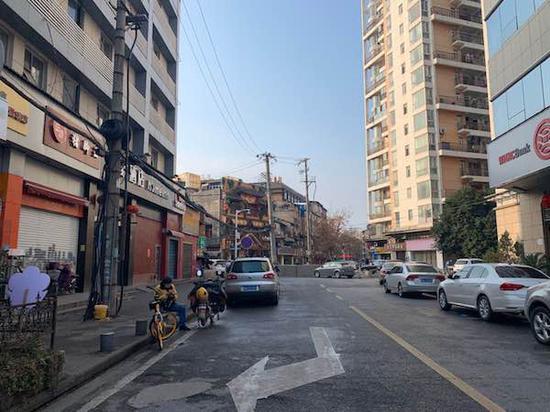 一早去集合时,经过空空荡荡的街道