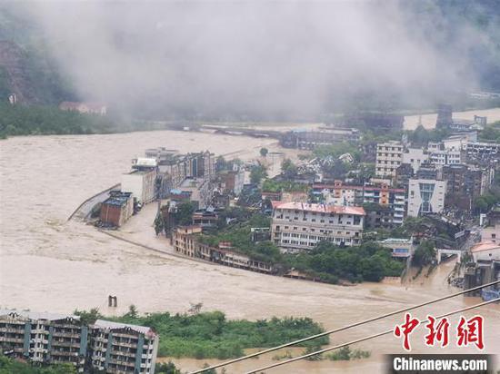 8月11日,受持续特大暴雨袭击,四川省北川老县城地震遗址道路积水最深1.5米。图为受暴雨袭击的北川老县城地震遗址。 付勇 摄