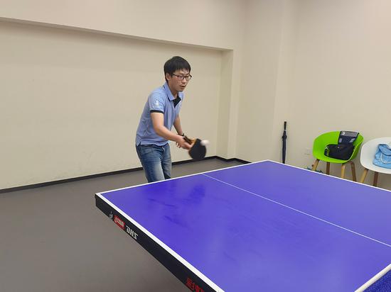 6月10日上午10点,史可瀚在家附近的健身会所进行乒乓锻炼。