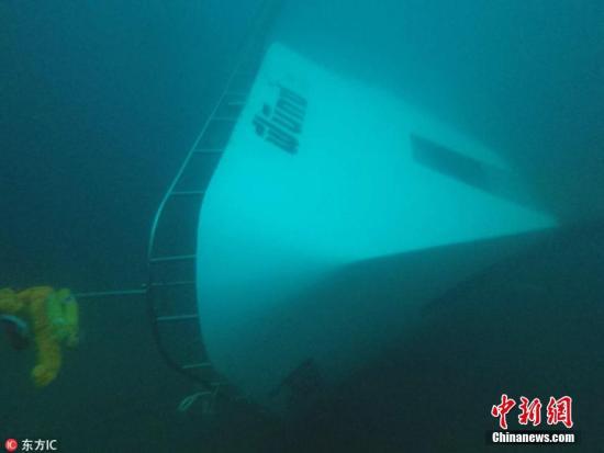 当地时间7月6日，泰国普吉岛海域附近，泰国皇家海军第三区司令部发布照片，显示一艘观光船在海中沉没。据悉，泰方救援人员已展开搜救工作。据报道，7月5日17时45分左右，两艘共载有127名中国游客的船只在返回普吉岛途中，突遇特大暴风雨发生倾覆。根据6日下午的最新消息，泰国搜救人员在沉船内发现26具尸体，加上此前在海上发现的14具，目前40人遇难，包括一名10岁左右的孩子。图片来源：东方IC 版权作品 请勿转载