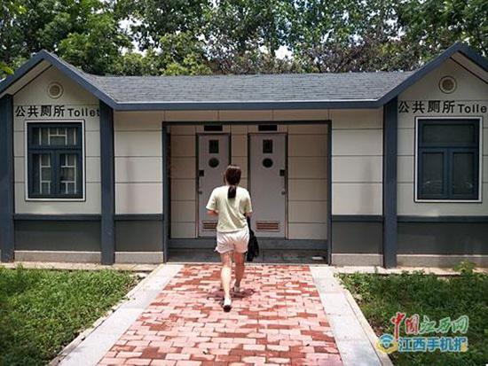 南昌大学前湖校区附近学府大道的一座公厕未投入使用。邹晓华 摄