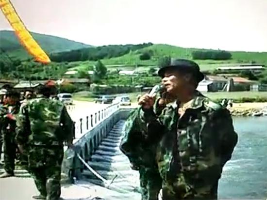 2008年，屈振华在和谐桥竣工典礼上讲话。