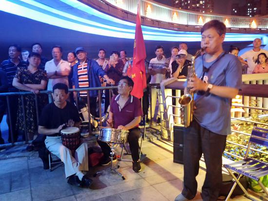 光明开心合唱团成员在光明桥下演唱《我和我的祖国》等歌曲。新京报记者 刘名洋 摄