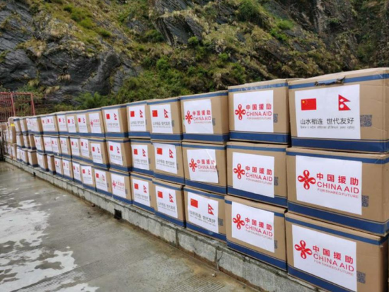 4月22日,西藏自治区人民当局向尼泊尔当局捐赠的医疗物资在樟木港口的中尼情谊桥上完成交代。 图片泉源:中国驻尼泊尔大使馆网站