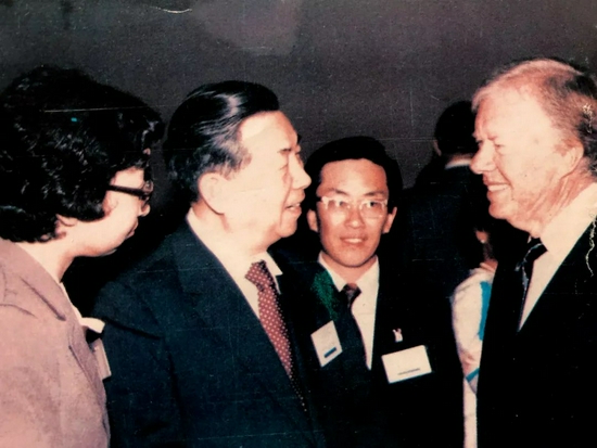 1986年5月，崔月犁（左二）受美国前总统卡特邀请，出席在美国亚特兰大召开的世界卫生咨询大会。图为崔月犁和卡特会面。图/受访者提供