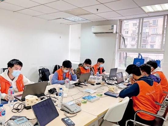 3月21日，上海市浦东新区疾病预防控制中心2楼，上海健康医学院的部分志愿者正在做电话流调。图/上海健康医学院公卫学院