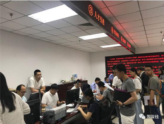 夜里还在办公的河西政务中心 《等深线》记者 张晓迪 摄影