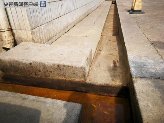 图3 雨污分流不彻底,雨水沟有污水漫流痕迹