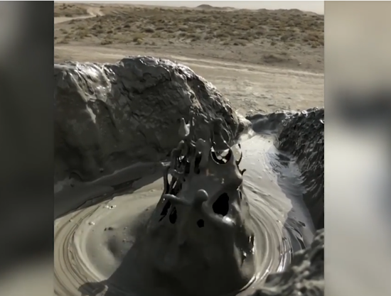 视频|实拍阿塞拜疆小火山喷发 泥浆四溅似巧克力酱
