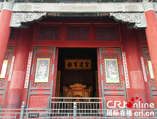 按照清宫旧俗复原的门神、对联(摄影:荣蓉)