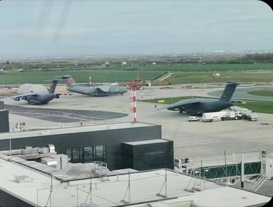 运-20抵达尼古拉·特斯拉国际机场 图源；社交媒体