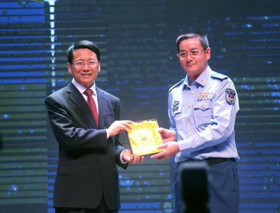西华师范大学党委书记王安平(左)和张国甫(右)互赠纪念品,祝愿两校友谊之树常青。