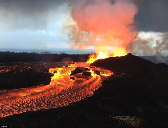 夏威夷群岛基拉韦厄火山喷发活动已持续了40多天。