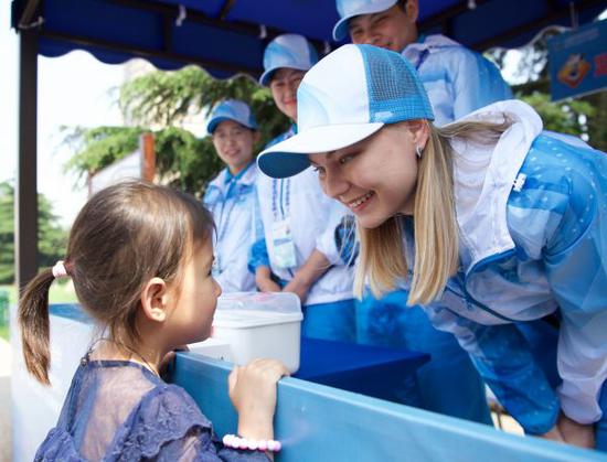 青岛香港中路的一处志愿服务驿站,青岛大学国