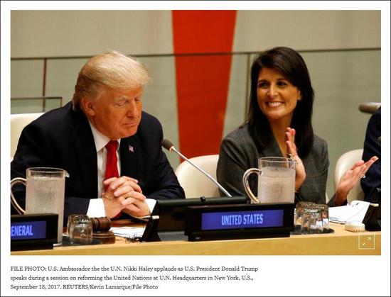  路透社报道截图：2017年9月18日，特朗普在联合国的一场会议上发言，黑利在一旁鼓掌。