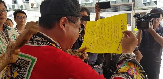 民进党党员穿道袍在台南市党部抗议(图片来源:台媒)