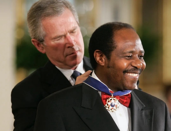 ·小布什授予鲁塞萨巴吉纳“总统自由勋章”。