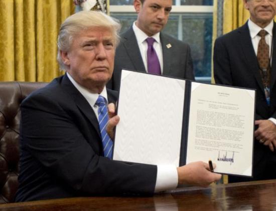 ▲图为特朗普在1年前签署的美国正式退出TPP的总统令