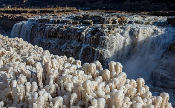 黄河壶口瀑布现流凌冰挂景观