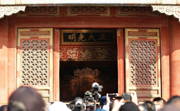 冬至故宫正大光明匾被金光照亮