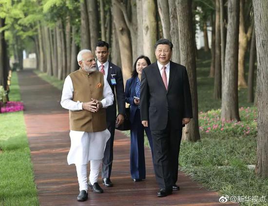 28日上午，国家主席习近平同印度总理莫迪在烟波浩渺、风景秀丽的武汉东湖边散步。习近平和莫迪在轻松友好的气氛中极目楚天、闲庭信步，就中印关系和共同关心的国际和地区问题交换意见。（摄影：庞兴雷）