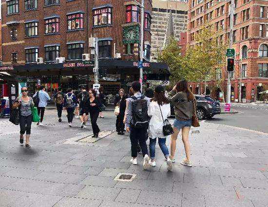 中国留学生走在悉尼街上。（郭阳摄）