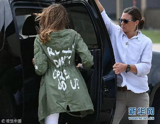 ▲6月21日,梅拉尼娅·川普前往美墨边境看望移民儿童。(视觉中国)