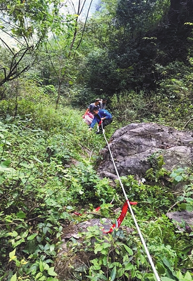 参赛选手称，途中很多地点为陡坡，雨后更加湿滑。