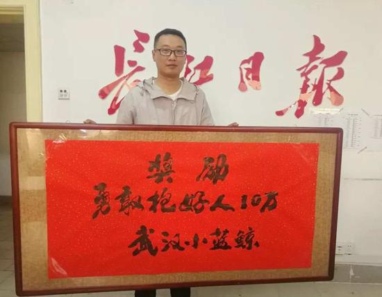 乘客吴烨 记者张宁 摄 来源:长江日报