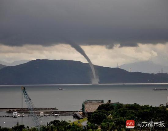 2010年7月27日，深圳湾出现过一次“龙吸水”。图片来源于网络
