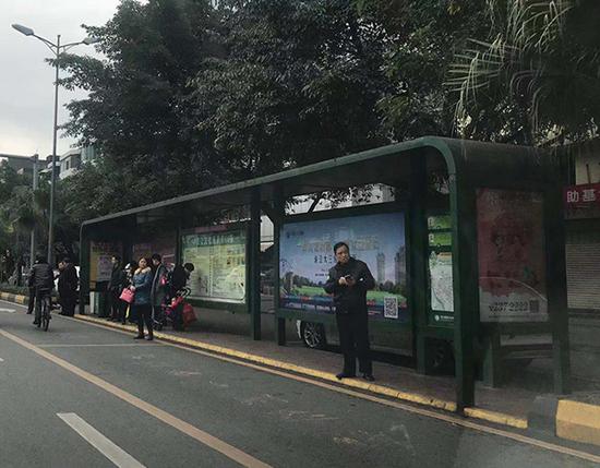 爆炸发生时的公交站台。现在当地居民仍像往常一样在此候车。本文图均为 澎湃新闻记者胥辉 图