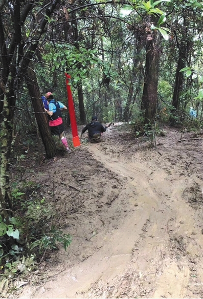 张家界越野赛冒雨举办 女选手摔倒撞到太阳穴