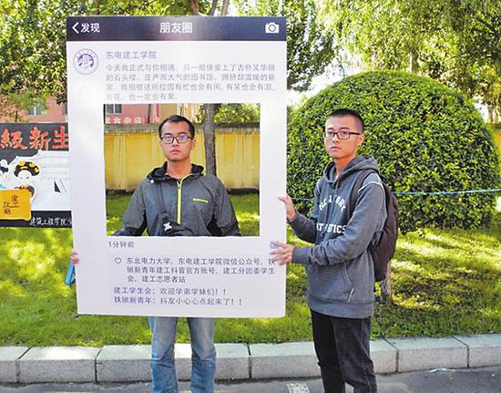 来自四川的双胞胎兄弟,左是弟弟骆珂瀚,右为哥哥姚泊州。新文化报 图