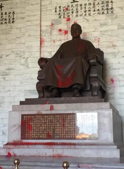 蒋介石铜像被染红（中时）