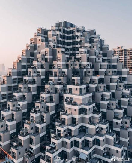 视频|江苏昆山一建筑酷似“金字塔” 网友：跑酷者
