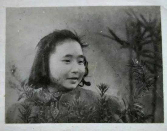 ▲戴克宇保存的中学同学江竹筠的照片