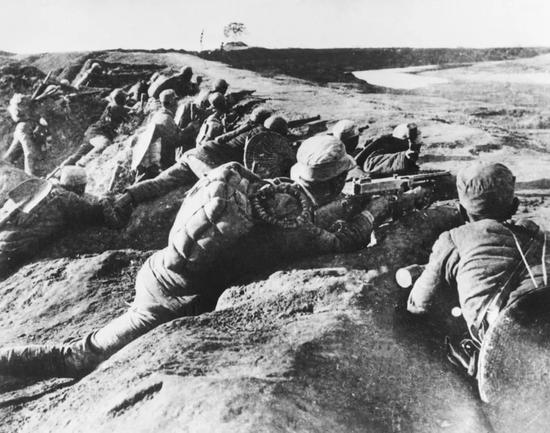 1937年抗日战争全面爆发后，中国共产党在南方八省的红军及游击队改编为国民革命军陆军新编第四军（简称新四军）。这是1938年11月3日，新四军战士在马家园战斗中打击敌人。新华社发