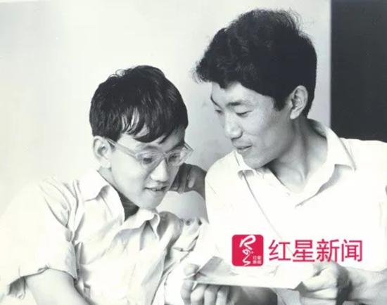 当年,宁铂(左)和朋友王在。