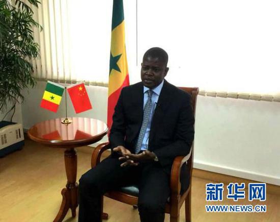近日,塞内加尔驻华大使马马杜·恩迪亚耶接受新华网专访。