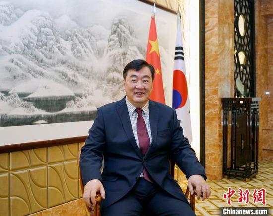 中國駐韓國大使邢海明近日接受了中新社記者專訪,針對中韓抗疫等熱點問題進行回應。 曾鼐 攝